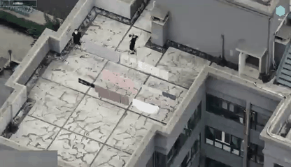 在樓頂活動的居民被無人機(jī)喊話提醒后離開.gif 在樓頂活動的居民被無人機(jī)喊話提醒后離開.gif